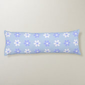 Sky Blue en White Flowers op Light Blue Lichaamskussen (Achterkant)