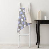 Sky Blue en White Flowers op Silver Grey Sherpa Deken (In situ)