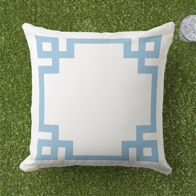 Sky Blue en Wit Griekse Key Border Buitenkussen (Gras)