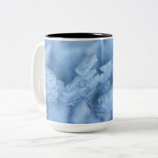 "Sky Blue Ice Cube Coffee Mug: Chill and Sip" Tweekleurige Koffiemok