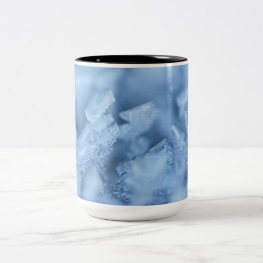 "Sky Blue Ice Cube Coffee Mug: Chill and Sip" Tweekleurige Koffiemok (Center)