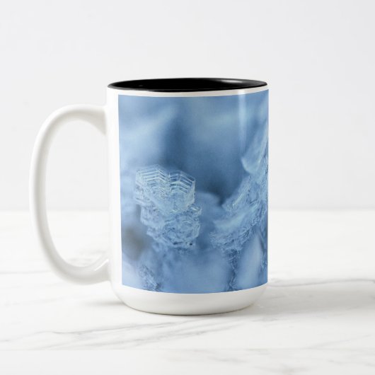 "Sky Blue Ice Cube Coffee Mug: Chill and Sip" Tweekleurige Koffiemok (Links)