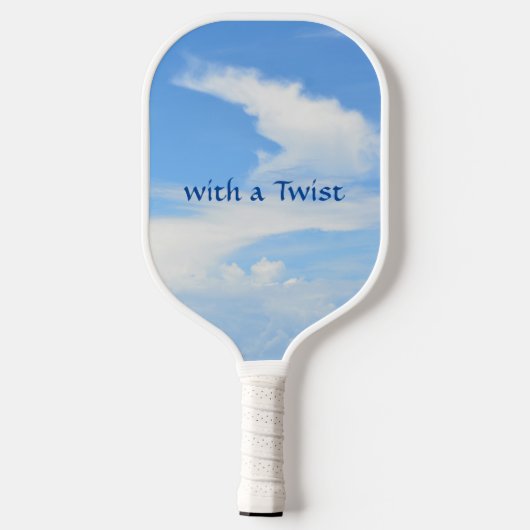 Sky Blue Partly Cloudy met een Twist Pickleball Paddle (Achterkant)