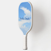 Sky Blue Partly Cloudy met een Twist Pickleball Paddle (Links)