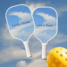 Sky Blue Partly Cloudy met een Twist Pickleball Paddle