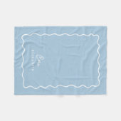 Sky Blue Wavy Border Monogrammed Fleece Deken (Voorkant (Horizontaal))