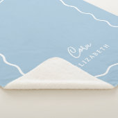 Sky Blue Wavy Border Monogrammed Sherpa Deken (3/4)