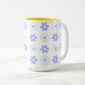 Sky Blue & White Flower Pattern op White Tweekleurige Koffiemok (Voorkant rechts)