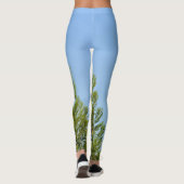 Sky Blueand Green Pines Fotografische Natuur Chic Leggings (Achterkant)