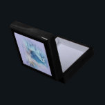 Sky Faerie Asparas en Unicorn Vignette Cadeaudoosje<br><div class="desc">Sky Faerie Asparas en Unicorn Vignette Onder de volle maan en de sterren in de middernacht.. is er een sportpool met zuiver water uit de magische eenhoornwaterval. Hier vind je de Unicorn, Sky Faerie Asparas en Unicorn Lunaria, dansen in de wateren met de mooiste Asparas Sky Dancer Faerie. Sky Faeries...</div>