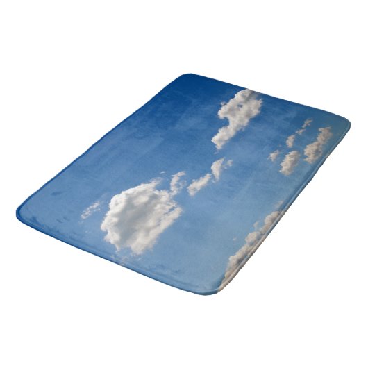 Sky is blauw en witte wolken gaan langs badmat (Gekanteld)