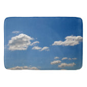 Sky is blauw en witte wolken gaan langs badmat (Voorkant)