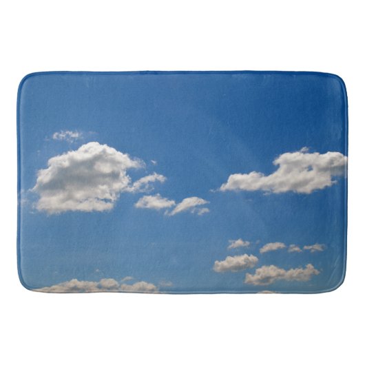 Sky is blauw en witte wolken gaan langs badmat (Voorkant)