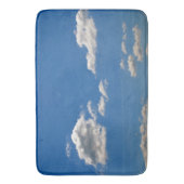 Sky is blauw en witte wolken gaan langs badmat (Voorkant Verticaal)