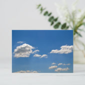 Sky is blauw en witte wolken gaan langs bedankkaart (Staand voorkant)