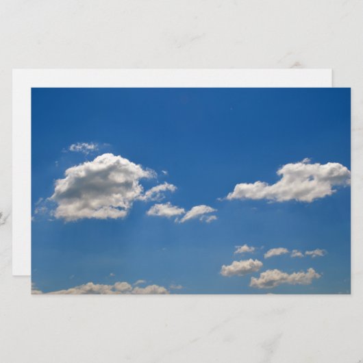Sky is blauw en witte wolken gaan langs briefpapier (Voorkant / Achterkant)