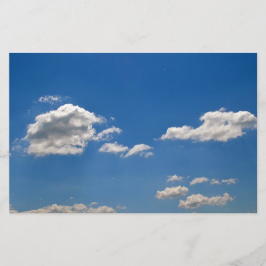 Sky is blauw en witte wolken gaan langs briefpapier (Voorkant)