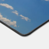 Sky is blauw en witte wolken gaan langs bureaumat (Hoek)