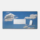 Sky is blauw en witte wolken gaan langs bureaumat (Keyboard & Muis)