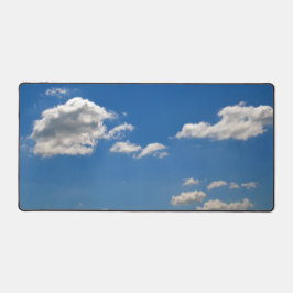 Sky is blauw en witte wolken gaan langs bureaumat