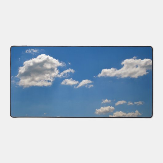 Sky is blauw en witte wolken gaan langs bureaumat (Voorkant)