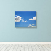 Sky is blauw en witte wolken gaan langs canvas afdruk (Insitu (Houten vloer))