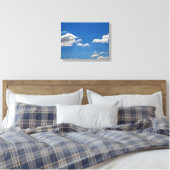 Sky is blauw en witte wolken gaan langs canvas afdruk (Insitu (Slaapkamer))