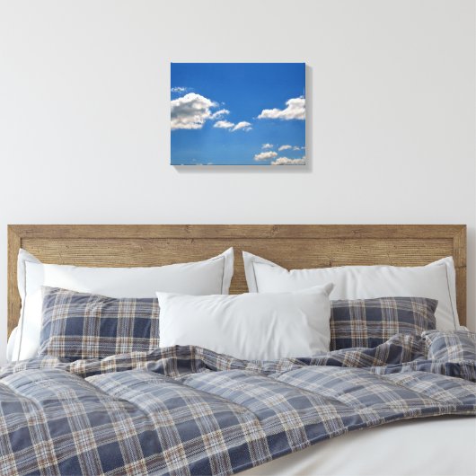 Sky is blauw en witte wolken gaan langs canvas afdruk (Insitu (Slaapkamer))
