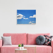 Sky is blauw en witte wolken gaan langs canvas afdruk (Insitu (Woonkamer))