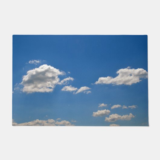 Sky is blauw en witte wolken gaan langs deurmat (Voorkant)
