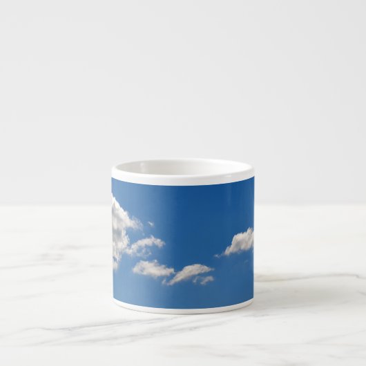 Sky is blauw en witte wolken gaan langs espresso kop (Voorkant)