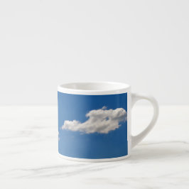 Sky is blauw en witte wolken gaan langs espresso kop