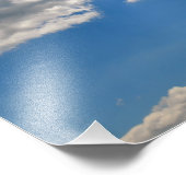 Sky is blauw en witte wolken gaan langs foto afdruk (Hoek)