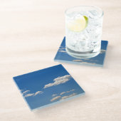 Sky is blauw en witte wolken gaan langs glazen onderzetter (Schuin)