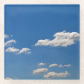 Sky is blauw en witte wolken gaan langs glazen onderzetter (Voorkant)