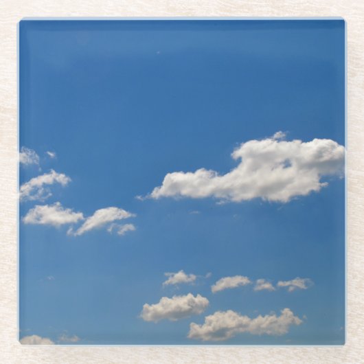 Sky is blauw en witte wolken gaan langs glazen onderzetter (Voorkant)