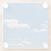 Sky is blauw en witte wolken gaan langs glazen onderzetter (Achterkant)