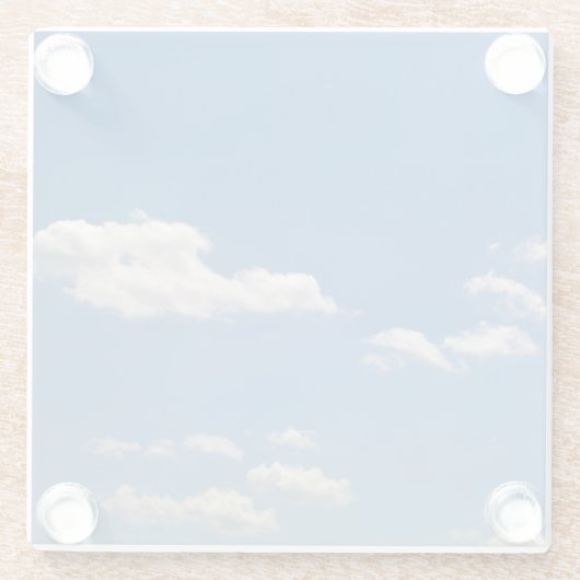 Sky is blauw en witte wolken gaan langs glazen onderzetter (Achterkant)