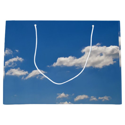 Sky is blauw en witte wolken gaan langs groot cadeauzakje (Voorkant)
