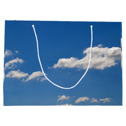 Sky is blauw en witte wolken gaan langs groot cadeauzakje (Achterkant)