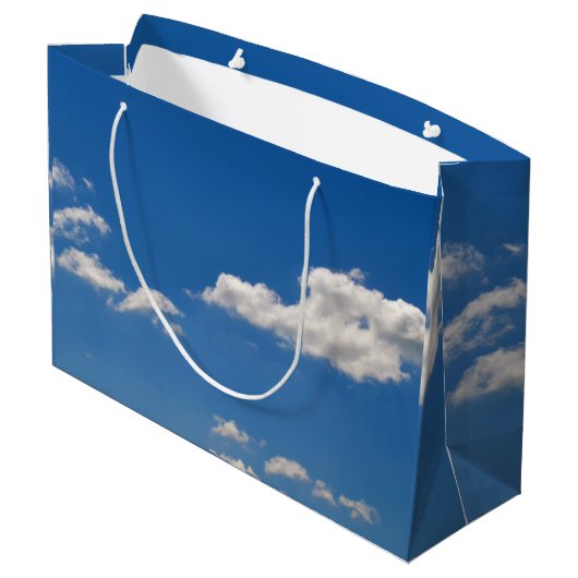 Sky is blauw en witte wolken gaan langs groot cadeauzakje (Achterkant Gekanteld)