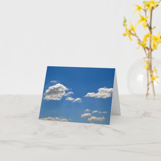 Sky is blauw en witte wolken gaan langs kaart (Gele Bloem)