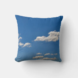 Sky is blauw en witte wolken gaan langs kussen