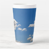 Sky is blauw en witte wolken gaan langs latte mok (Voorkant)