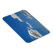 Sky is blauw en witte wolken gaan langs magneet (Rechterzijde)