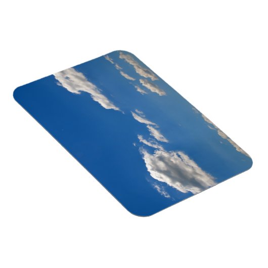 Sky is blauw en witte wolken gaan langs magneet (Rechterzijde)