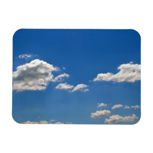 Sky is blauw en witte wolken gaan langs magneet (Horizontaal)