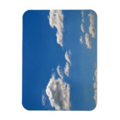 Sky is blauw en witte wolken gaan langs magneet (Verticaal)