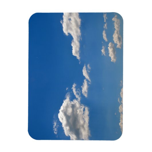 Sky is blauw en witte wolken gaan langs magneet (Verticaal)