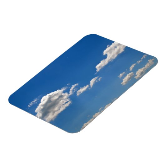 Sky is blauw en witte wolken gaan langs magneet (Linkerzijde)